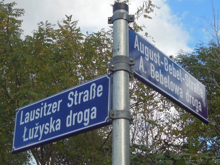 Dvojjazyčné cedule v Chotěbuzi.