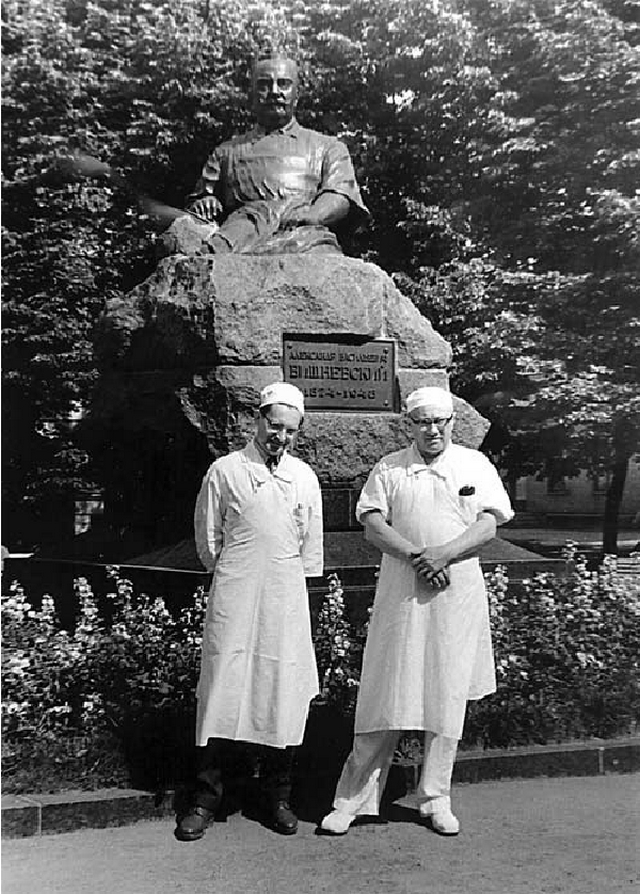 Alexandr Alexandrovič Višněvskij (vpravo), rovněž vynikající lékař před pomníkem svého otce.