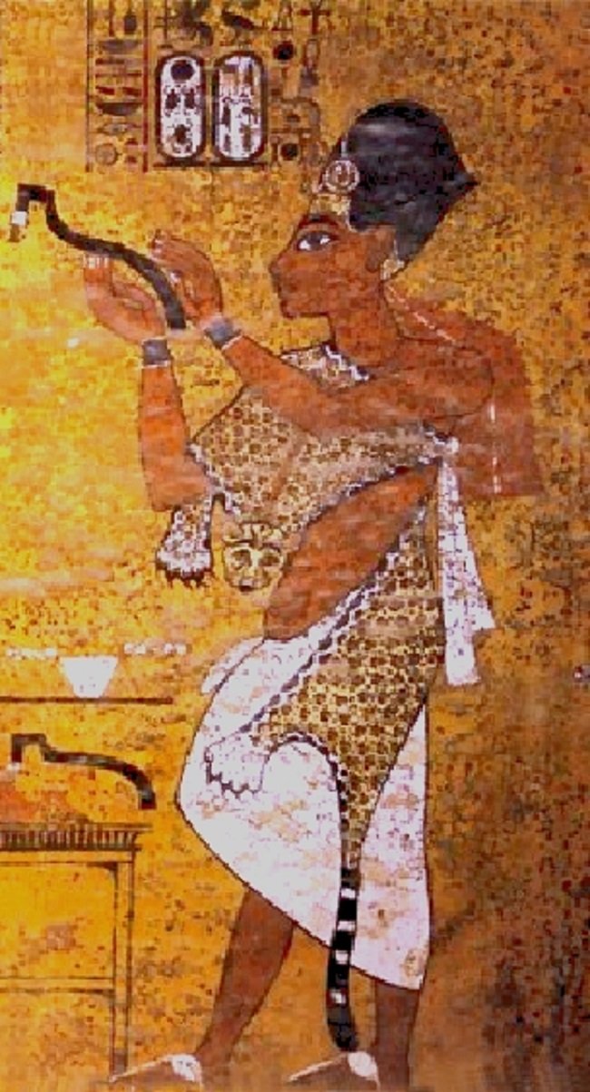 Vezír Aj na nástěnné malbě z Tutanchamonovy hrobky asistuje zesnulému faraonovi při rituálu otevírání úst. Pak se nejspíš oženil s jeho vdovou.