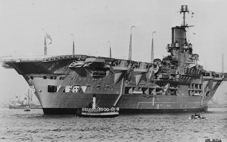 Loď HMS Ark Royal, spuštěná na vodu v roce 1937.