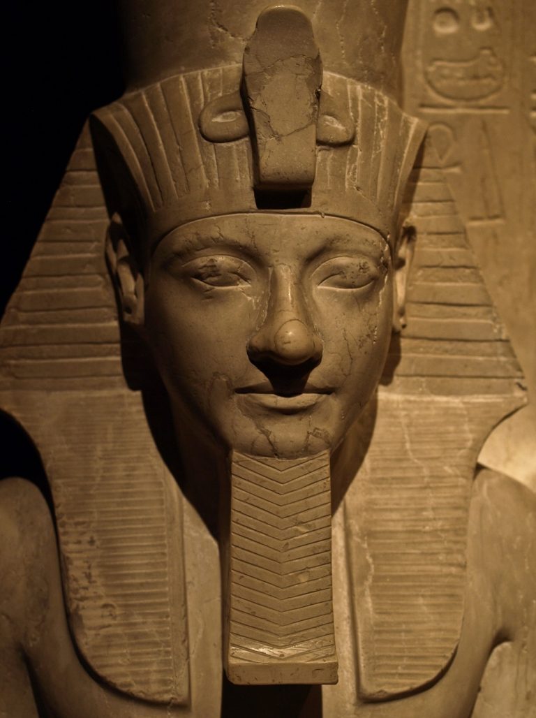 Haremheb se jako faraon snažil na své bezprostřední předchůdce na trůně rychle zapomenout.