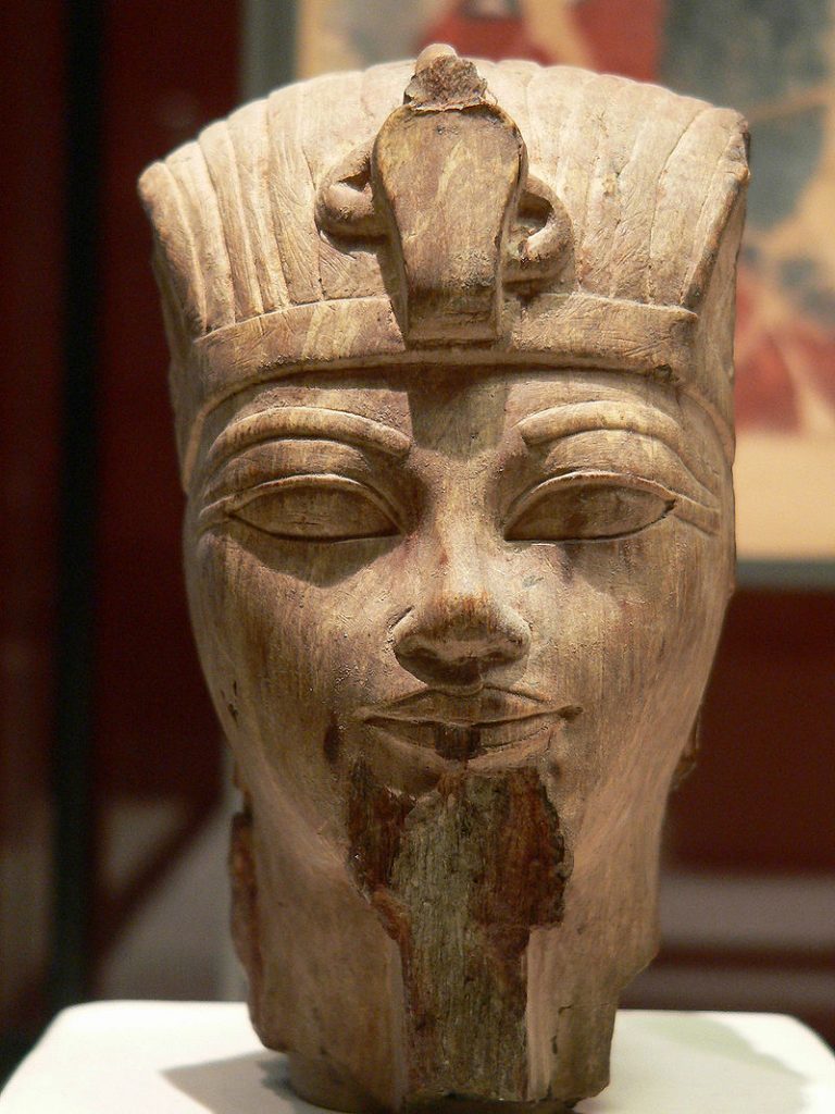 Faraona Amenhotepa III. na konci života trápí bolesti dásní. Je tak možné, že k očekávané svatbě s cizí princeznou ani nedojde.