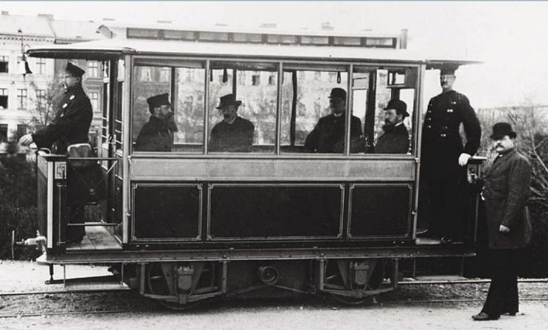 První Siemensova tramvaj se rozjela roku 1881.