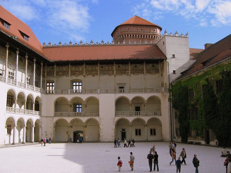 Úkolu vtisknout původnímu hradu Wawel lehkost a vzdušnost zámku se ujme Ital Bartolomeo Berrecci.
