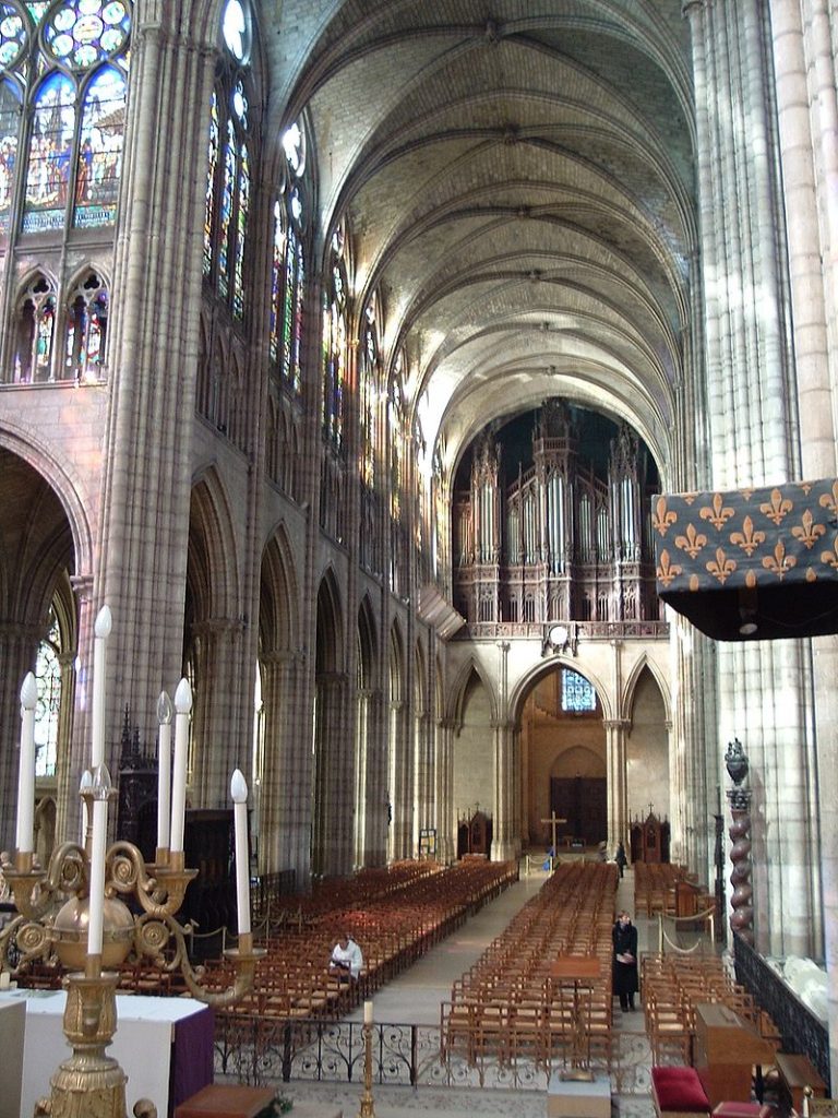 Interiér baziliky v Saint Denis. Pověst opatství se podaří úspěšně obhájit.