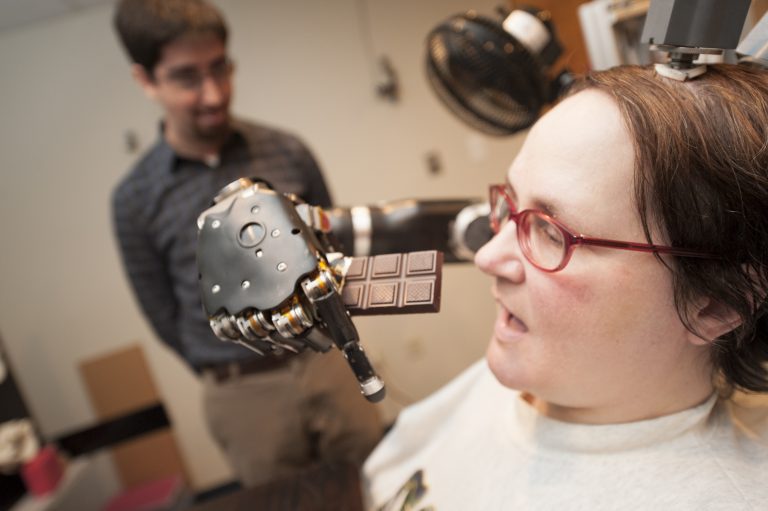 Robotické protézy budou moci propojit tělo přes nervové spoje.