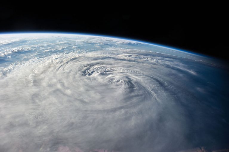 Tajfun pozorovaný z oběžné dráhy