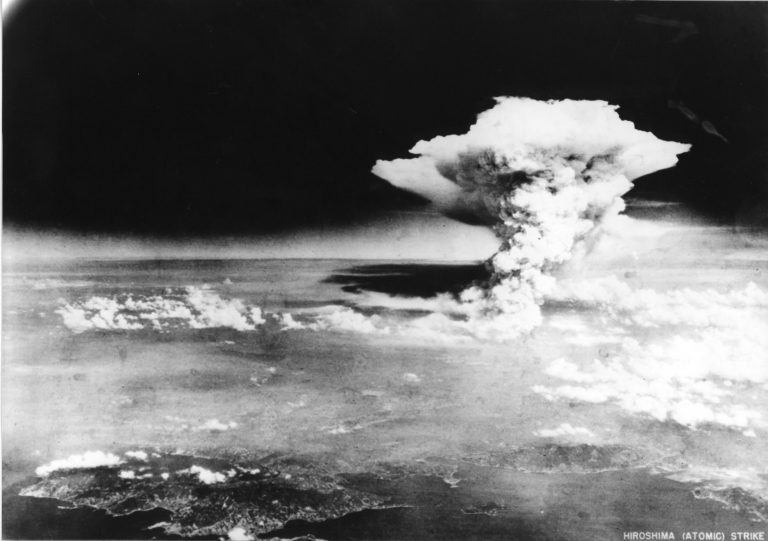 Nevýhodou jaderné bomby nesené letadlem, byla možnost jeho sestřelení. Proto byly jako nosiče jaderných zbraní později zvoleny rakety, u kterých je pravděpodobnost sestřelení nižší.