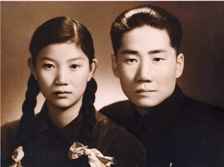 Zdravý a nadějný Mao Anying (1922-1950) je syn Maovy druhé ženy. Umírá ale mladý během války v Koreji.