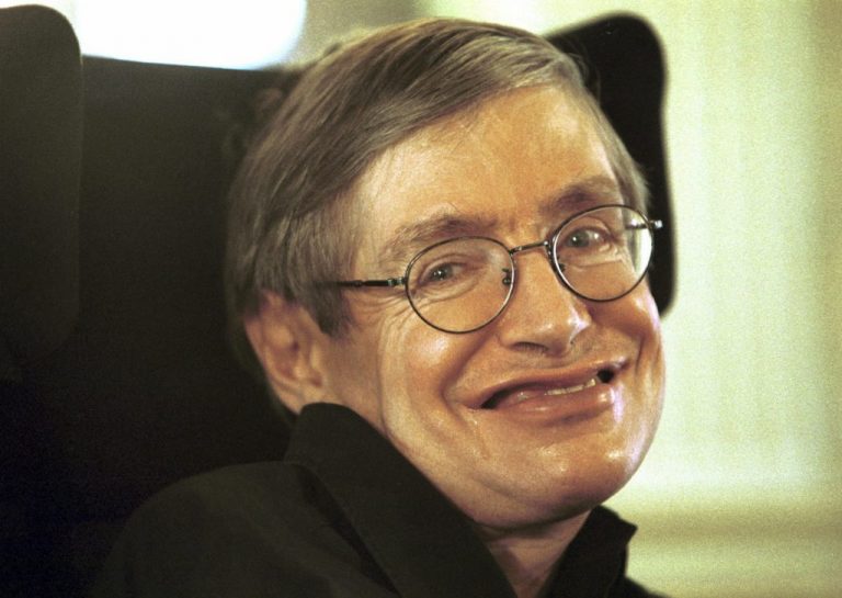 Nedávno zesnulý fyzik Stephen Hawking.