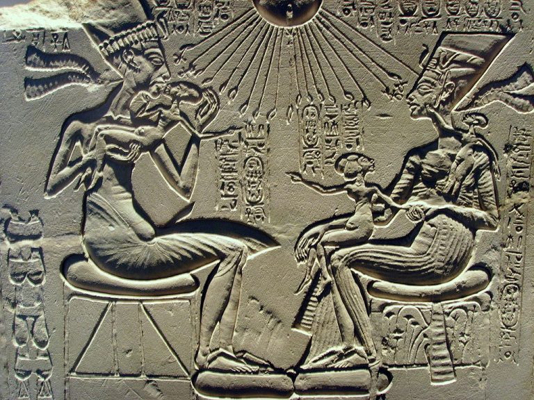 Amenhotep IV. a Nefertiti s dětmi. Některé teorie ale tvrdí, že faraon potomky mít nemohl.