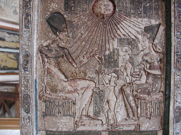 Dokonalá faraonova rodina. Pokusila se Nefertiti po Achnatonově smrti uchvátit vládu? Odpověď historici nemají.