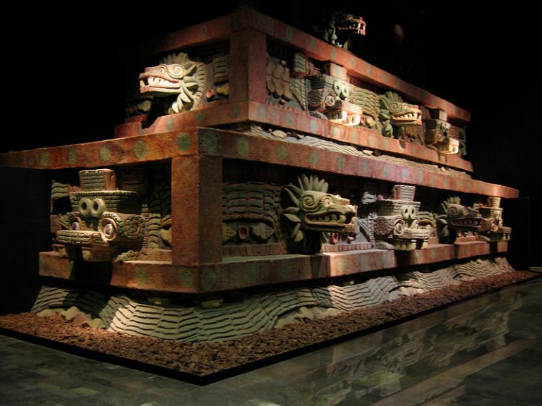 Původní podoba aztécké architektury v červených a zlatých barvách.