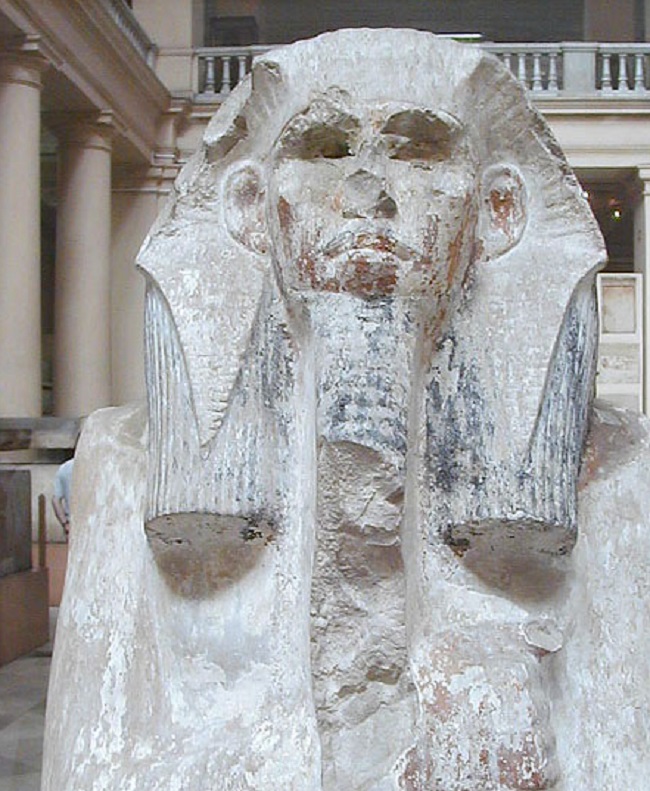 Prvním skutečně mocným egyptským vládcem byl Džoser. Tato socha se dochovala v jeho pohřebním komplexu.