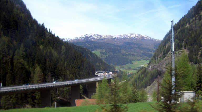 Brennerský průsmyk, který je nejčastější pozemní trasou k překonání Alp.