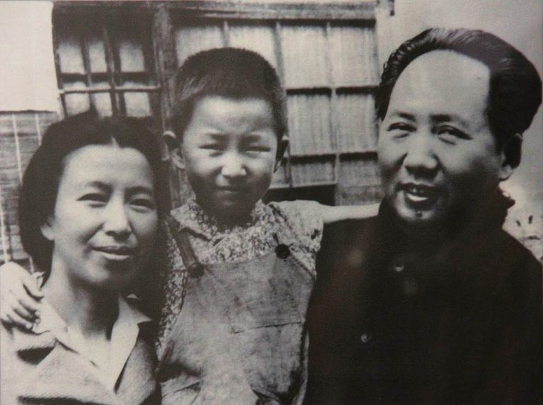 Madame Mao s otcem své jediné dcery. Li Na je rozmazlený fracek, který rodiče příliš nezajímá.