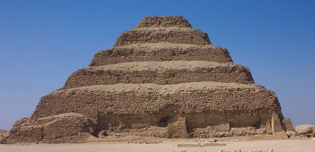 Stupňovitou pyramidu vybudoval geniální architekt Imhotep.