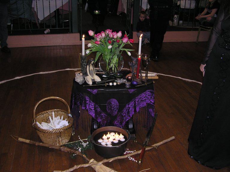 Ke známým sabatům patří Imbolc slavený 1.–2. února. Vyzdobený oltář při něm nemůže chybět.