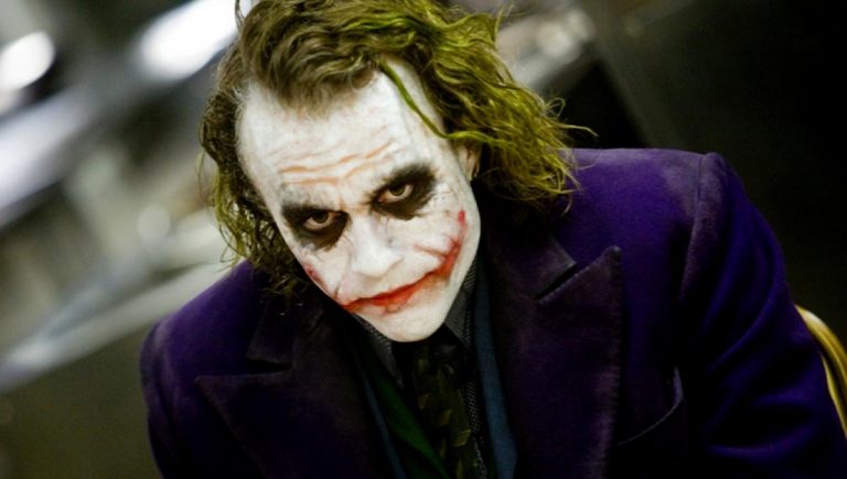 Přesně rok a měsíc po svém skonu obdrží Heath posmrtného Oscara za roli padoucha Jokera v Temném rytíři.