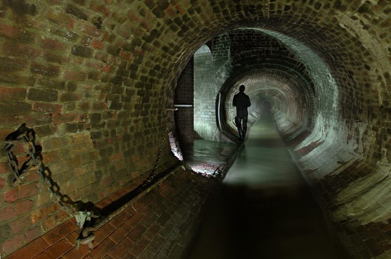 Viktoriánský kanalizační systém se stovkami kilometrů tunelů pod městem funguje v Londýně dodnes.
