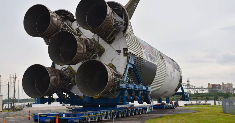 Pro převoz rakety na odpalovací rampu NASA zvolila pojízdnou odpalovací plošinu, která se přepravila pásovým vozidlem Crawler Transporter.  Transportér sám o sobě vážil 2721 tun a náklad přesouval pomocí osmi pásů složených z 87 částí.