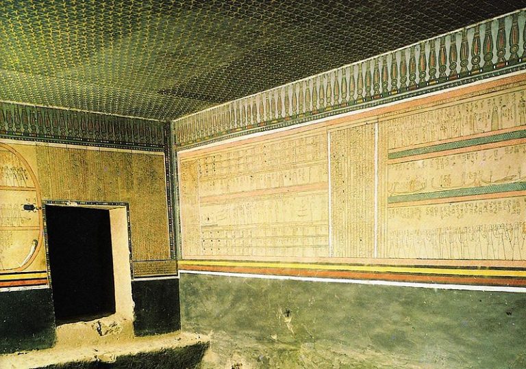 Interiér hrobky KV35 v Údolí králů. Předpoklad, že mumie Nefertiti leží zde, bohužel nevyšel.