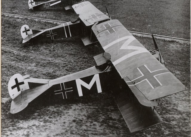 První let s motorovým letadlem pojmenovaným Flyer uskutečnili bratři Wrightové 14. prosince 1903. Nejúspěšnějším stíhačem 1. světové války byl Manfred von Richthofen.