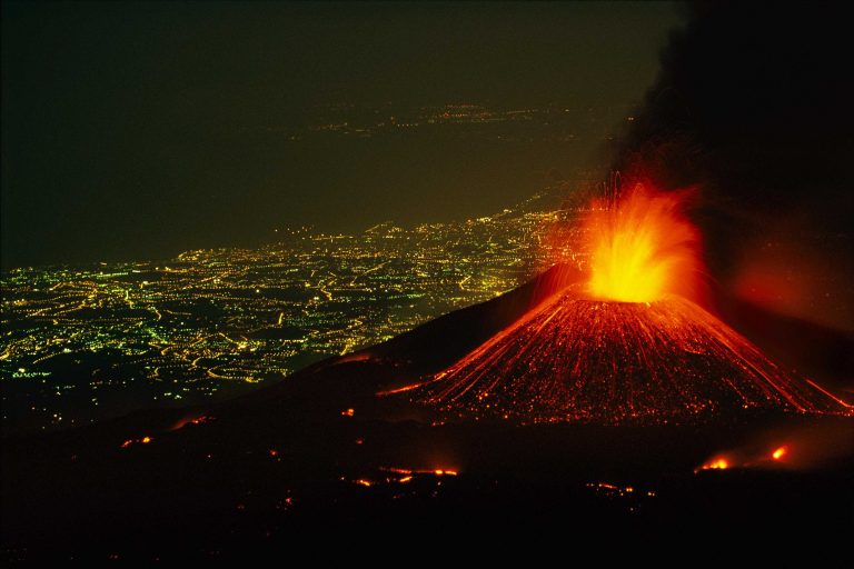 Od doby, kdy existují písemné záznamy, se ví celkem o 140 erupcích Etny. Nejničivějšímu výbuchu