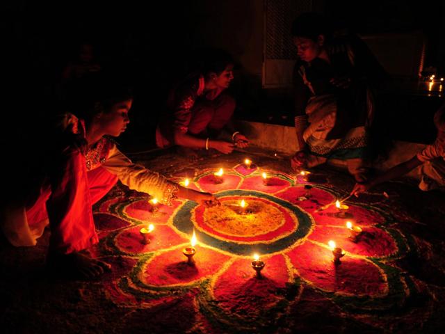 Na severu Indie lidé oslavují návrat Rámy po 14 letech strávených ve vyhnanství. Když se totiž vracel do svého hlavního města Ayodhay, jeho obyvatelé rozsvítili mnoho lamp, rozestavěných v řadách na okrajích cest, aby za tmy našel cestu.