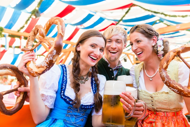 Původ Oktoberfestu sahá do počátku 19. století, konkrétně do roku 1810, kdy se konala svatba korunního prince Ludvíka Bavorského s Terezou Sasko-Hildburghausenskou.