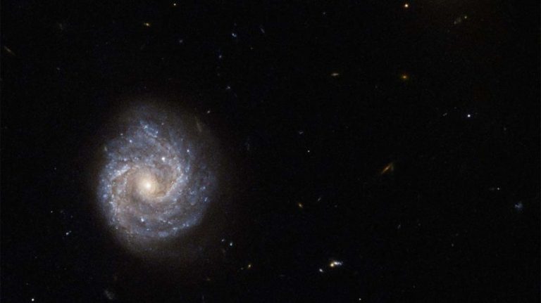 Asi nejpřesvědčivější argument pro existenci temné hmoty je měření rychlostí spirálních galaxií.