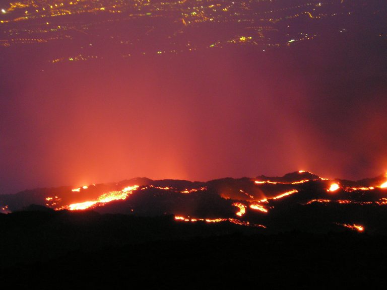 Oblast Valle de Bove v noci během sopečné činnosti.