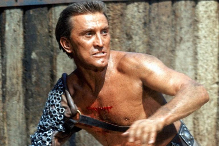 V roce 1960 se Douglas promění v gladiátora Spartaka ve stejnojmenném antickém eposu. Výsledkem je obrovský hit.