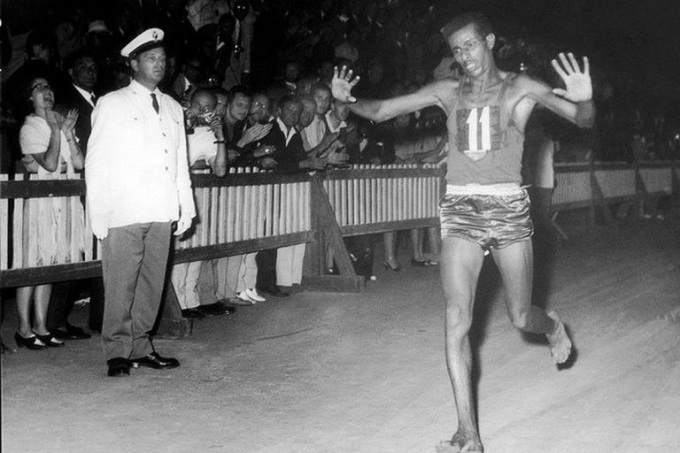 Slavný etiopský maratonec Abebe Bikila (1932–1973) vyhraje své první zlato na olympiádě v Římě roku 1960 bosý, když mu Adidas oznámí, že pro něj nemají boty jeho velikosti.