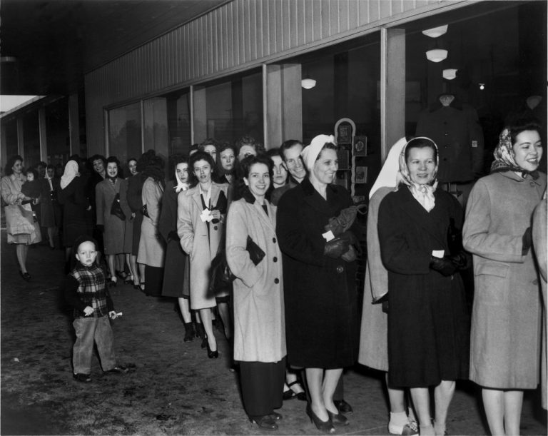 V roce 1946 Američanky stály na punčochy dlouhé fronty…