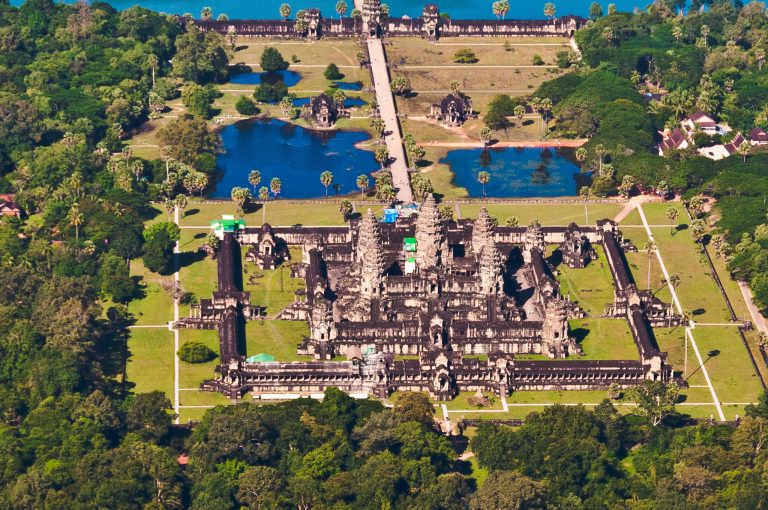 Angkor Wat, khmerský chrámový komplex se stává už krátce po vzniku terčem útoku nepřátel.