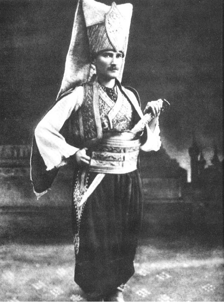 Mustafa Kemal Atatürk v tradiční janičářské uniformě.