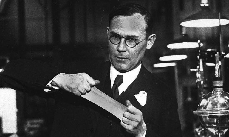 V roce 1930 vyvinul chemik Wallace Carothers první syntetické vlákno zvané nylon.