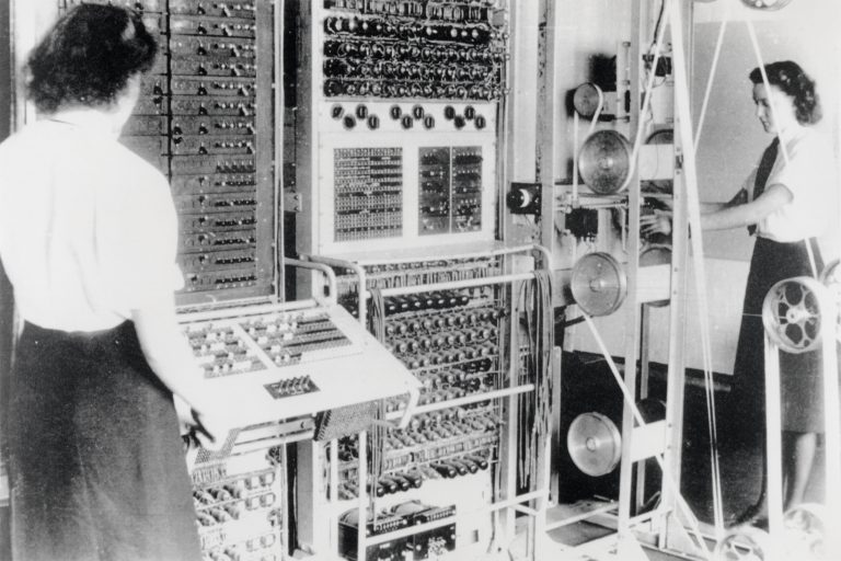 První počítače sloužili k dešifrování zpráv nepřátel.