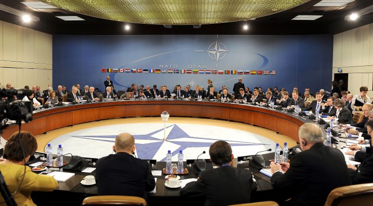 Jednání jednotlivých ministrů členských států NATO v Bruselu.