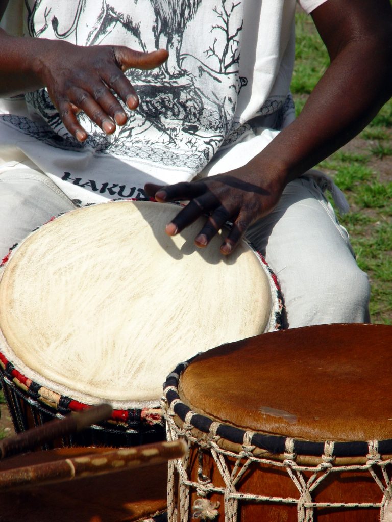 Bubny djembe sloužily u afrických šamanů jako nástroj dorozumívání.