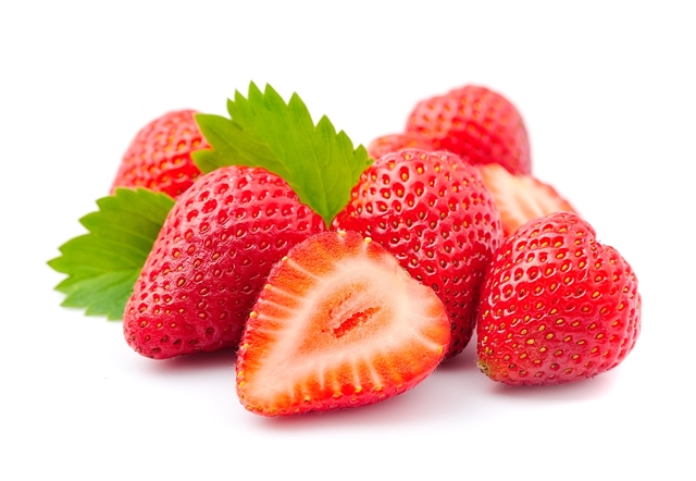 Prospěšné jsou jahody, které obsahují kyselinu jablečnou, která je přirozeným zubním bělidlem.