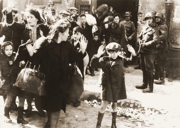Židé nejprve putují do shromažďovacích ghett, kde musejí vyčkat na transport do jednoho z koncentračních táborů, kam podle Němců pojedou 