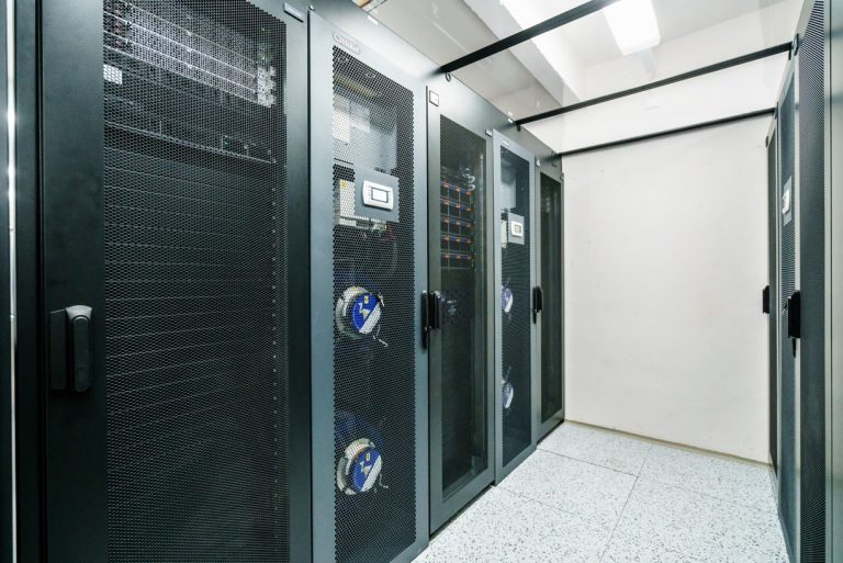 Supervýkonný počítač v prostorách ČVUT.