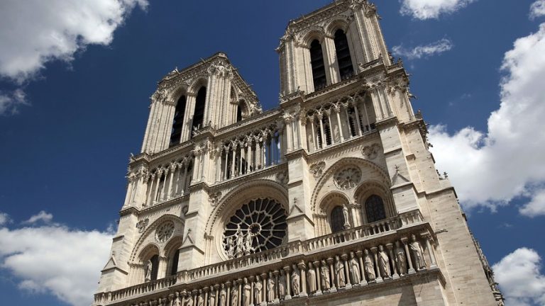 Katedrála Notre-Dame je jednou z nejnavštěvovanějších staveb na světě.
