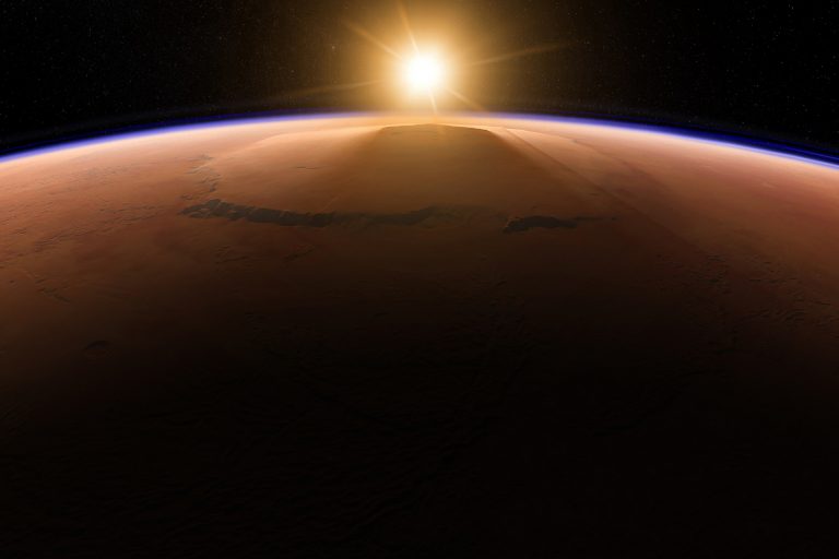 V případě Olympus Mons se jedná o klasickou štítovou sopku, která má na vrcholku několikanásobnou kalderu. Činí se svojí výškou 27 km nad nulovou nadmořskou výškou Marsu (zhruba 21 km nad gravitačním povrchem Marsu).