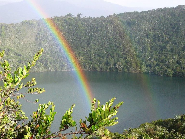 Kolumbijské jezero Guatavita. Stačí prý ho vysušit a pod ním se skrývá dlouho hledaný poklad...