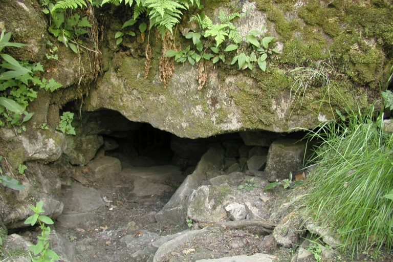 Na hoře je spousta přírodních, ale i umělých podzemních jeskyní a chodbiček.