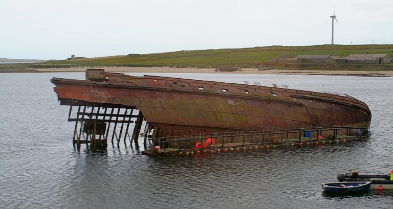 V předvečer 2. světové války zatarasili Britové přístupy do Scapa Flow vyřazenými loděmi.