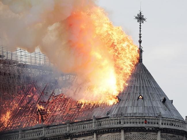 Požár katedrály Notre-Dame v Paříži ve Francii vypukl v prostoru její střechy během rekonstrukce v pondělí 15. dubna 2019 večer, zcela uhašen byl v úterý 16. dubna ráno po zhruba 12 hodinách.